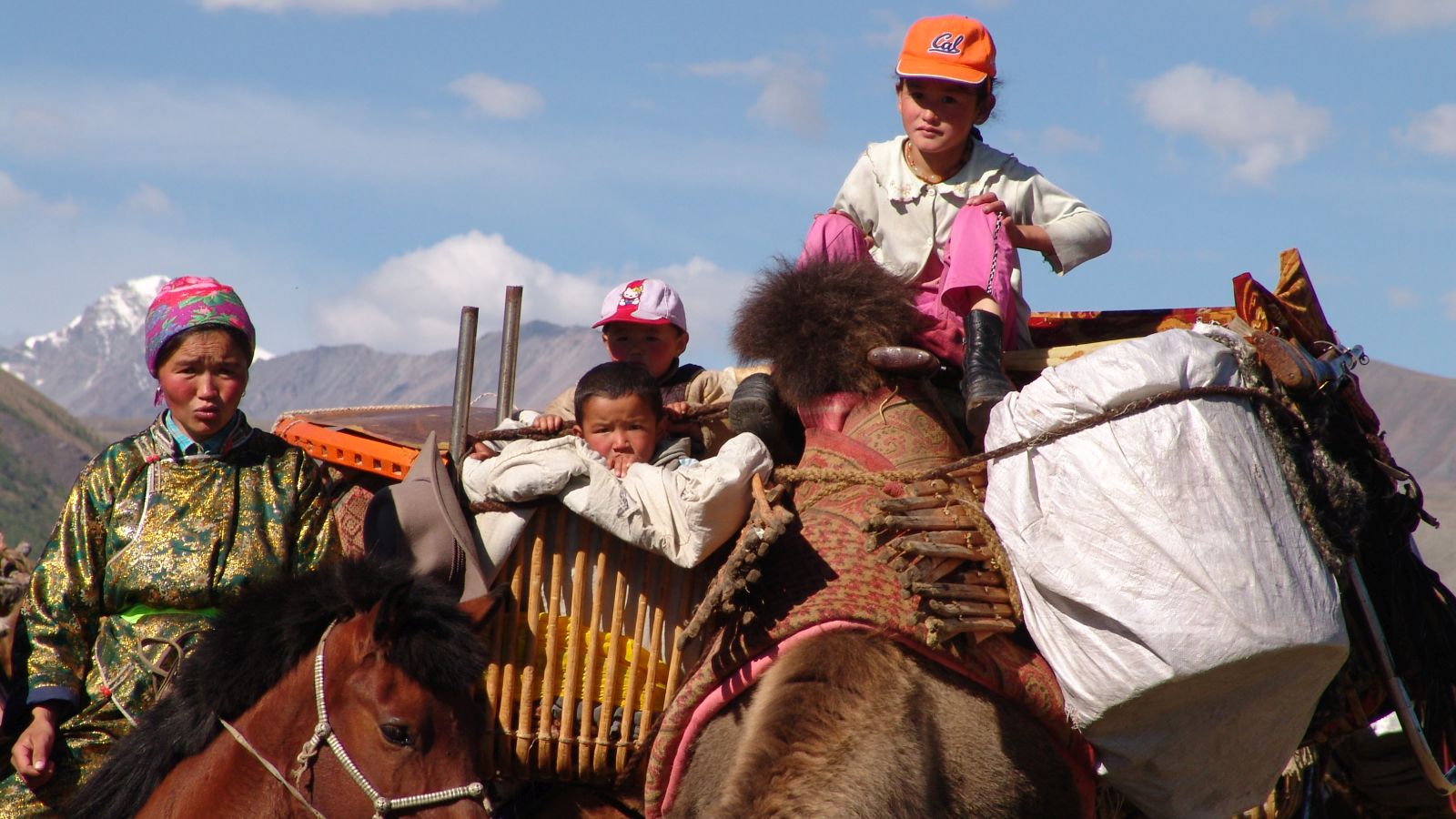 Mongolische Familie die Ihren Standort der Jurte wechselt, alles auf dem Rücken der Kamele