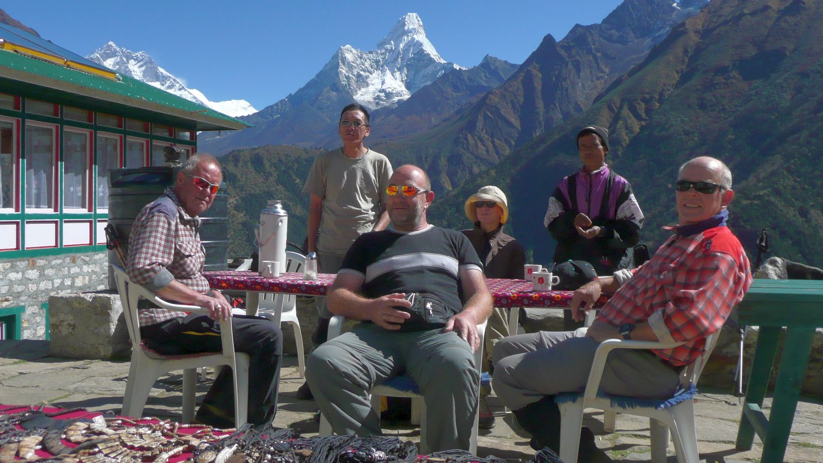 Unsere Wandergruppe, im Hintergrund der Ama Dablam 6814 M