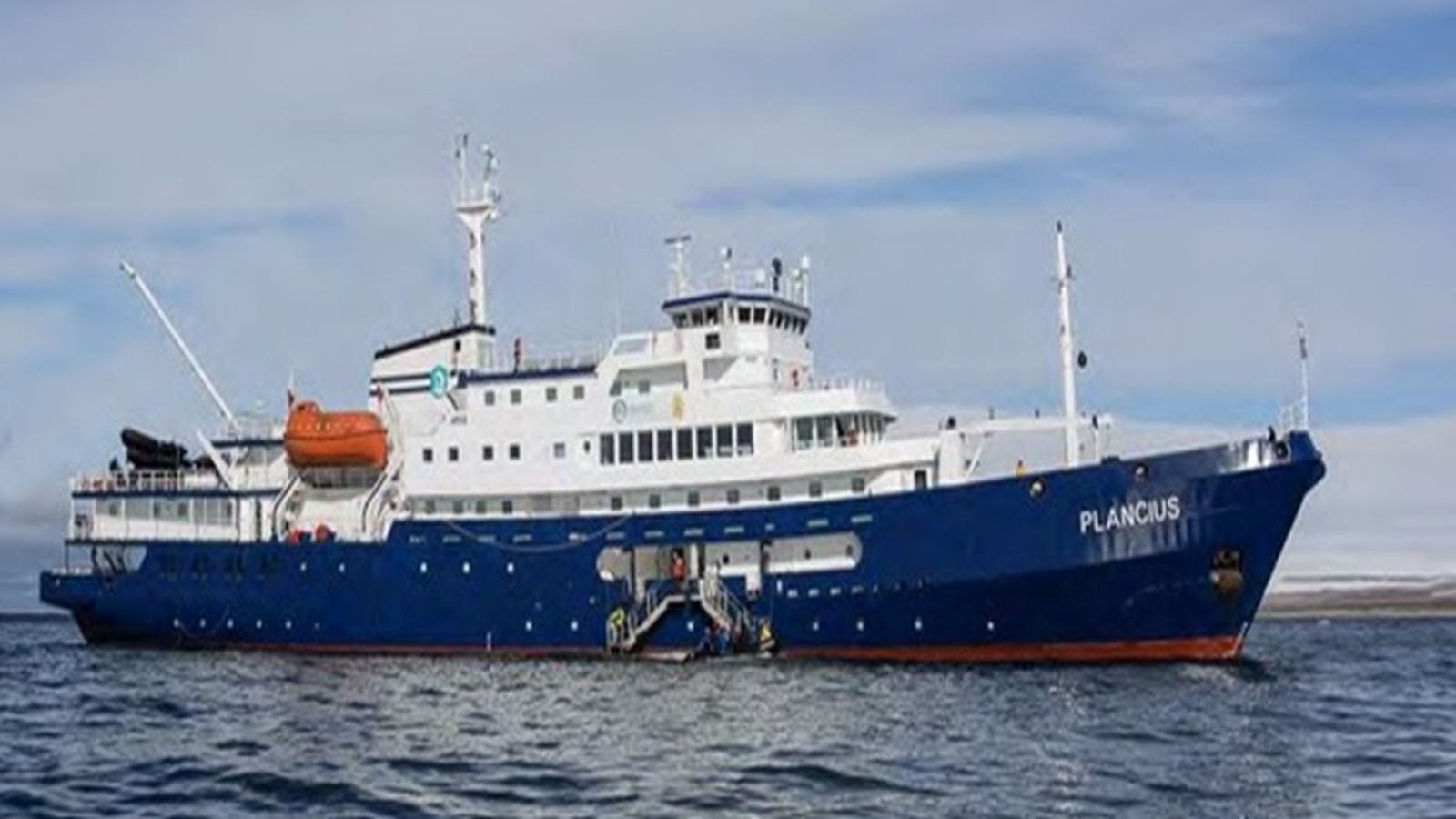 Die M/V Plancius mit 89 m Länge, 14.50 m Breite, 5 m Tiefgang, Eisklasse 1D, Antrieb mit drei Dieselmotoren à  je 1'230 PS, Geschwindigkeit 10-12  km/h