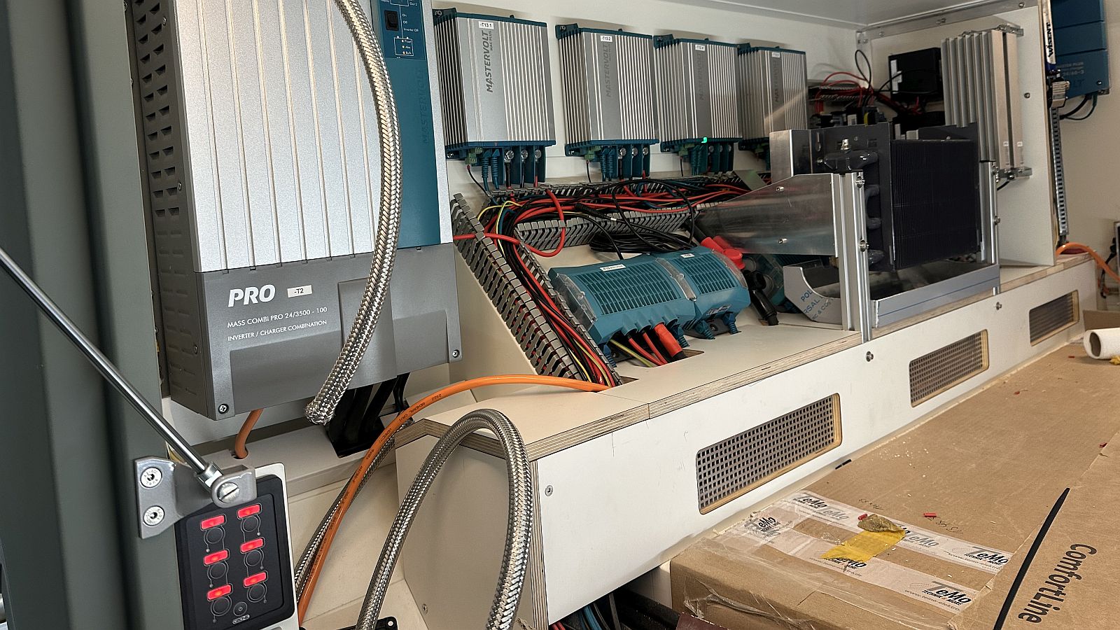 Radiator mit Spritzschutz im Stauraum und ein Tastenfeld in der linken unteren Ecke