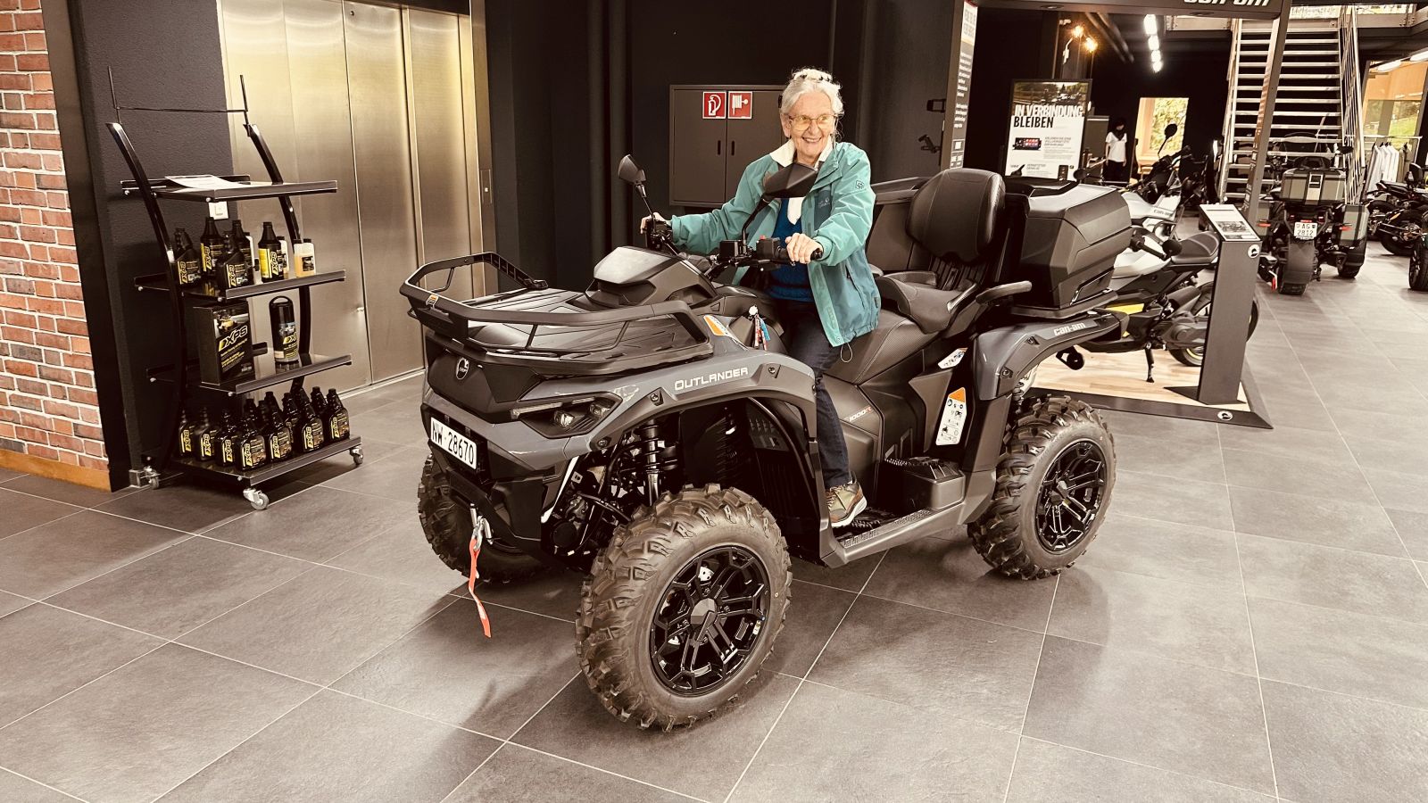 Auf diesem heissen Töff sieht Moni sichtlich glücklich aus!