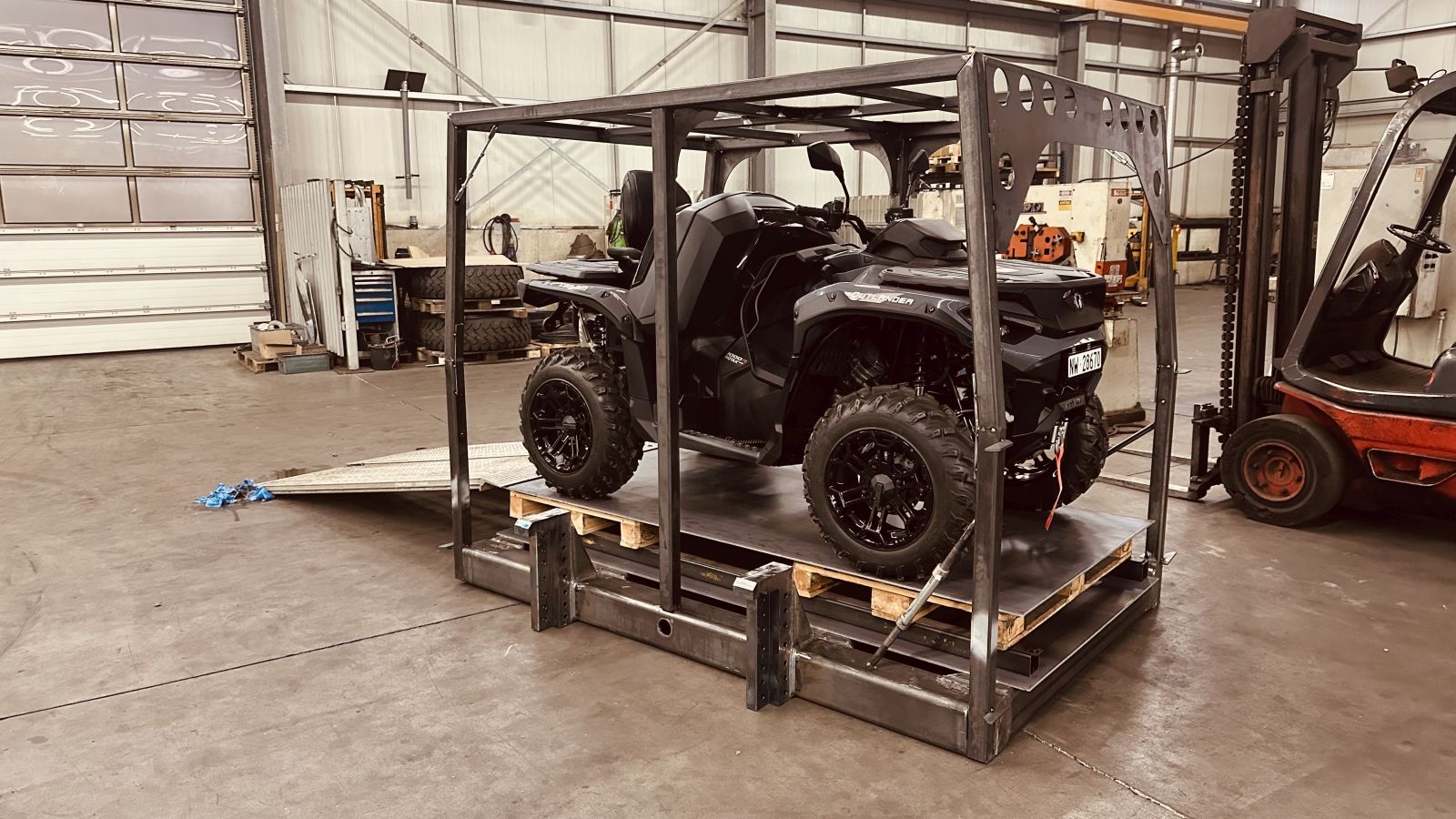 Nun steht der Quad in der Box, Platz genug auch in der Länge. Es muss lediglich der Koffer hinten und vorne der Gitterrahmen demontiert werden.