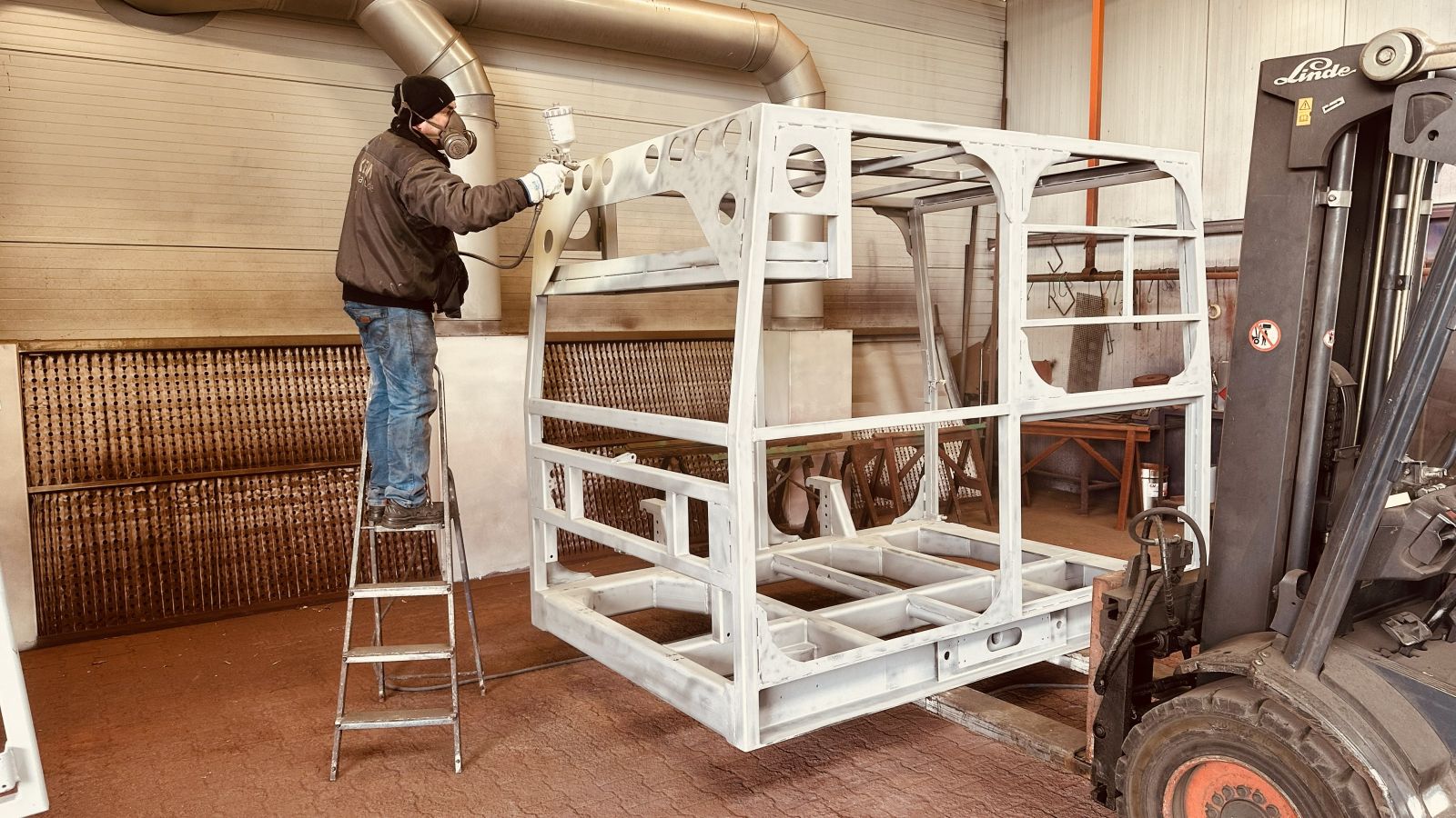 Nach dem Sandstrahlen erhält die Quad Box die erste Lage der Grundierung