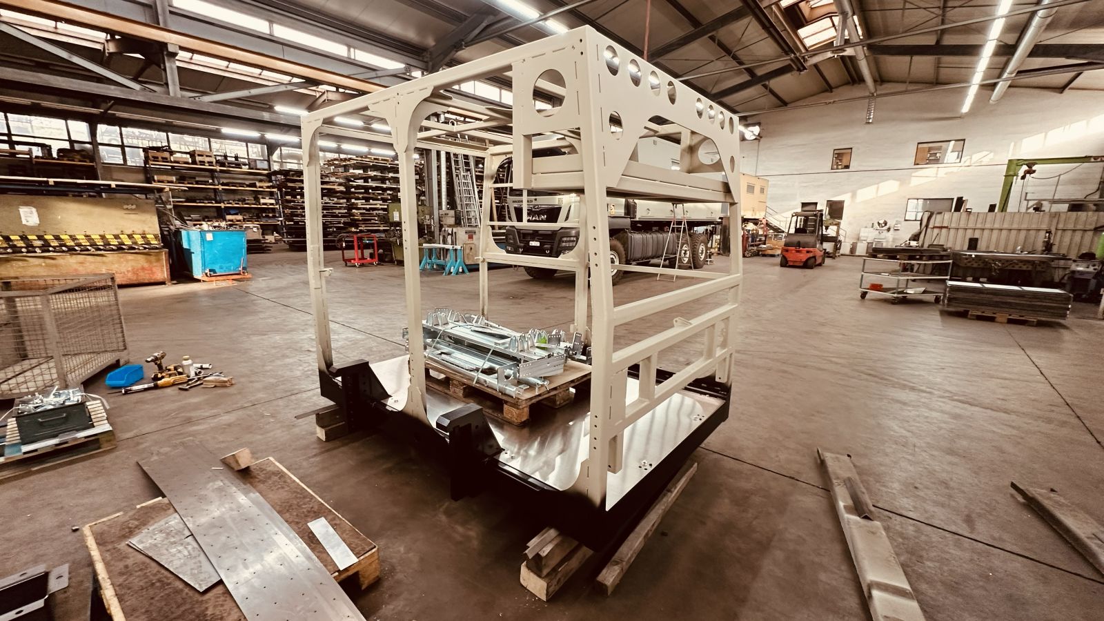 Der Aluminium Boden ist schon montiert, nun kommen die Aluminium  Wände an die Reihe